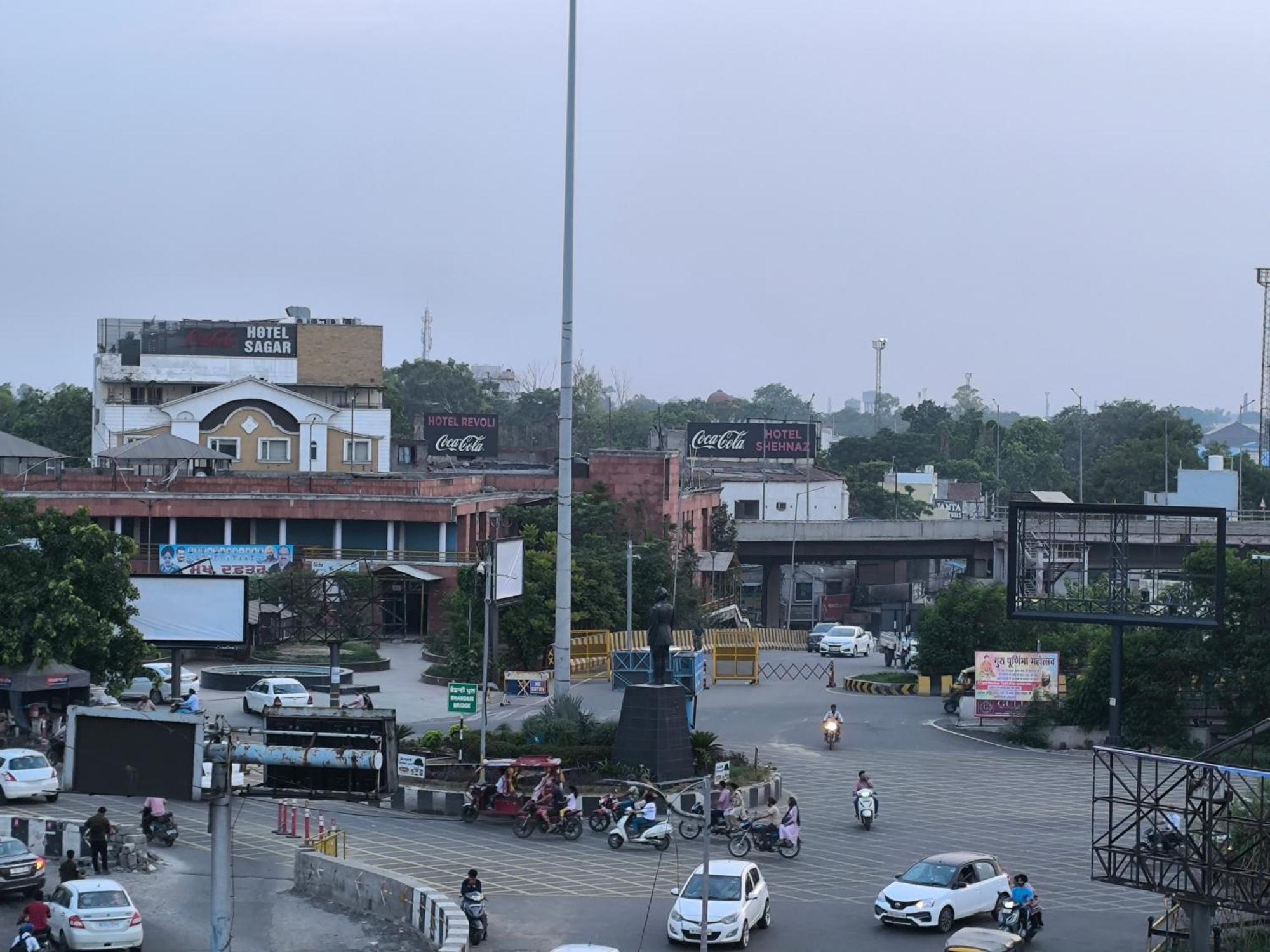 Hotel Jogi Guest House Welcome All Families, Friends, Groups, Couples, Singles Fully Airconditioner, Attach Washrooms, Lift, Wifi, 24 Hours Room Service, Power Backup Amritsar Exterior photo