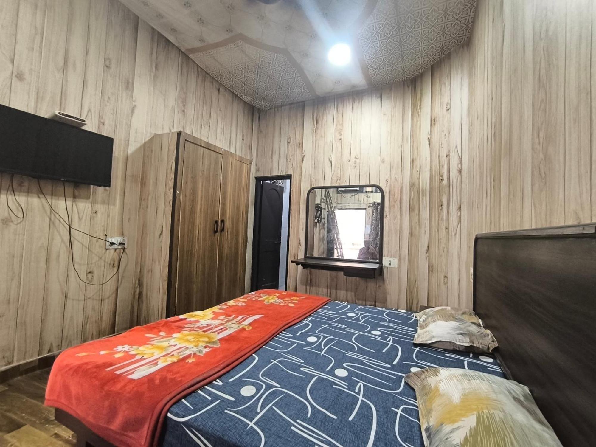 Hotel Jogi Guest House Welcome All Families, Friends, Groups, Couples, Singles Fully Airconditioner, Attach Washrooms, Lift, Wifi, 24 Hours Room Service, Power Backup Amritsar Exterior photo