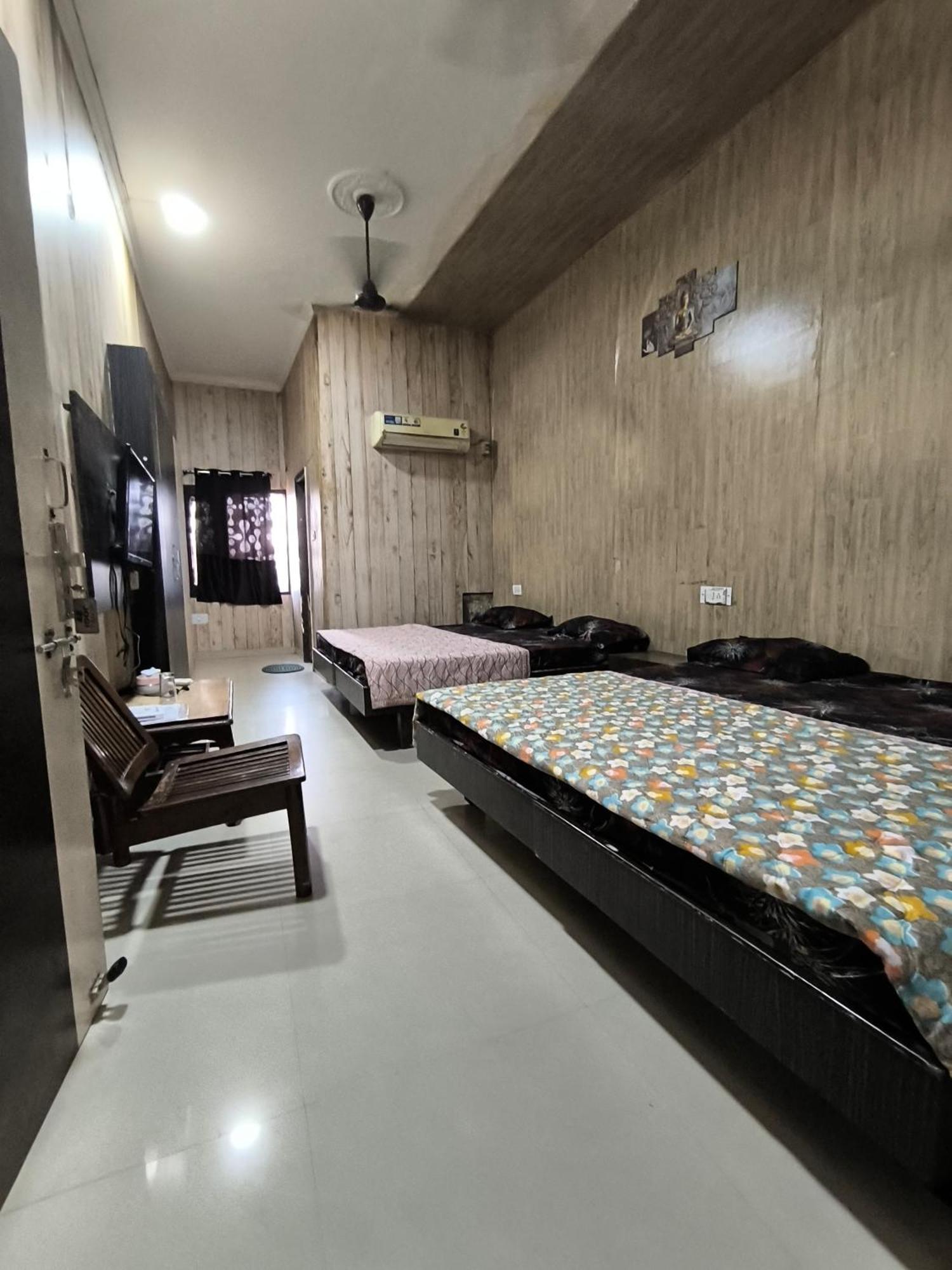Hotel Jogi Guest House Welcome All Families, Friends, Groups, Couples, Singles Fully Airconditioner, Attach Washrooms, Lift, Wifi, 24 Hours Room Service, Power Backup Amritsar Room photo